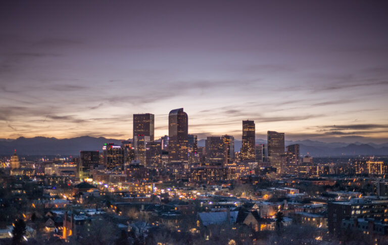 El salario mínimo de Denver alcanzará los $19.29 en 2026 para proteger el poder adquisitivo