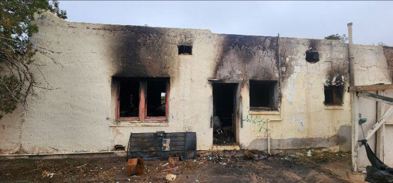 Incendio en Las Cruces: Bomberos Controlan Fuego en Vivienda Abandonada sin Lesionados