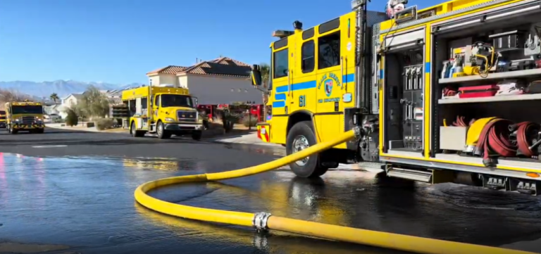 Tragedia en Las Vegas: Un fallecido y tres bomberos heridos por colapso de techo en incendio estructural