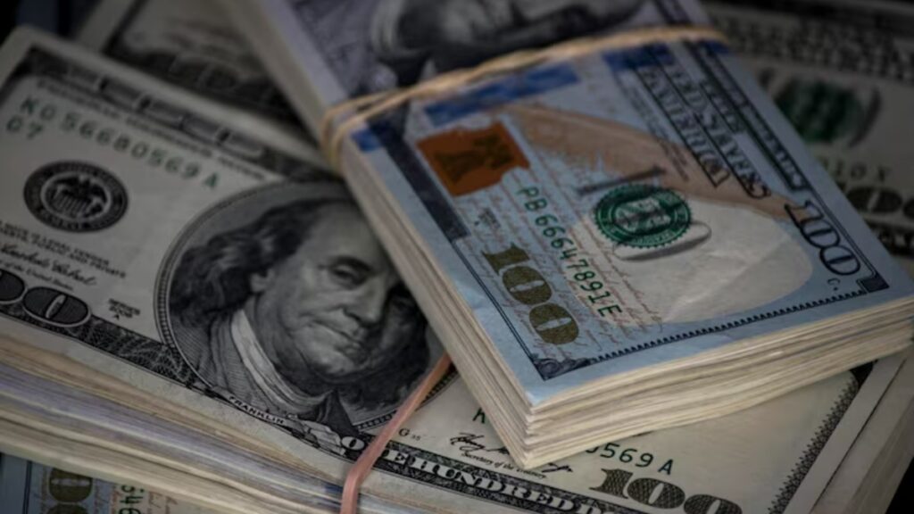 Dólar Hoy: Tipo de Cambio del Peso Mexicano en Caída Continua con 17.96 Unidades