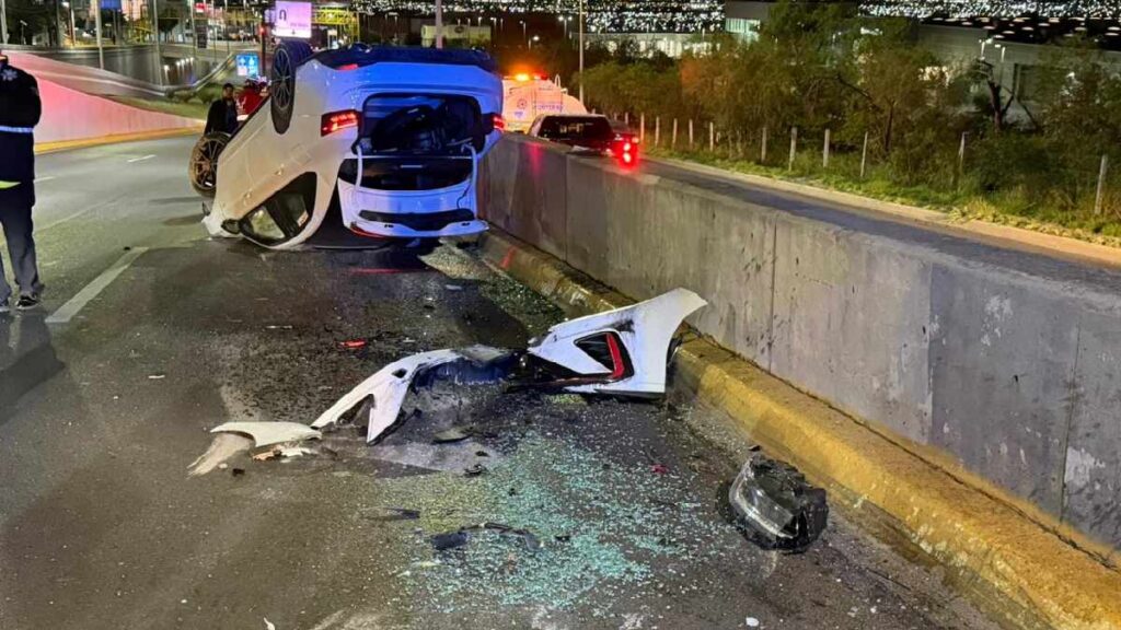 Accidente de Auto en Monterrey: Joven de 17 Años Vuelve su Vehículo en Avenida Leones