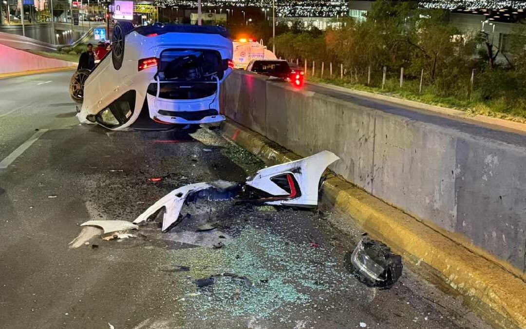 Accidente de Auto en Monterrey: Joven de 17 Años Vuelve su Vehículo en Avenida Leones