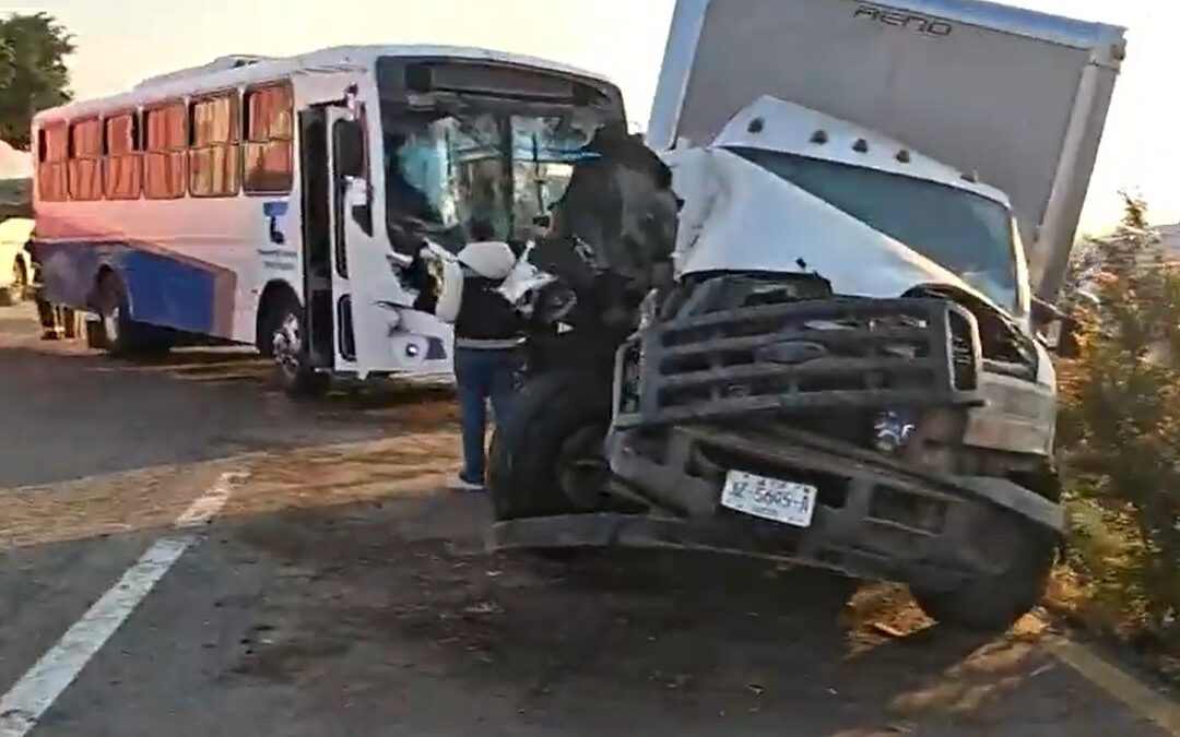 Accidente en la Carretera Guadalajara-Colima: 18 Lesionados, Incluyendo una Mujer Embarazada