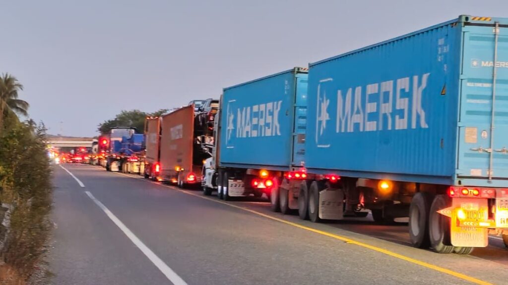 Cierre Total de la Autopista Siglo XXI: Crisis en el Transporte de Carga en Puerto Lázaro Cárdenas