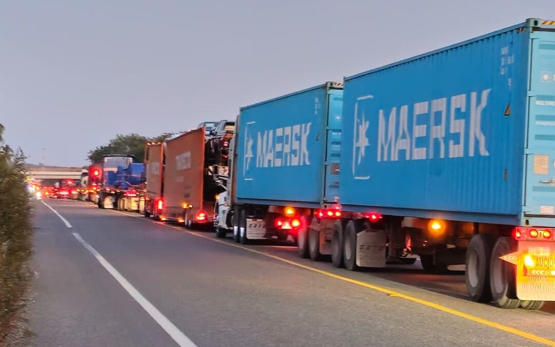 Cierre Total de la Autopista Siglo XXI: Crisis en el Transporte de Carga en Puerto Lázaro Cárdenas