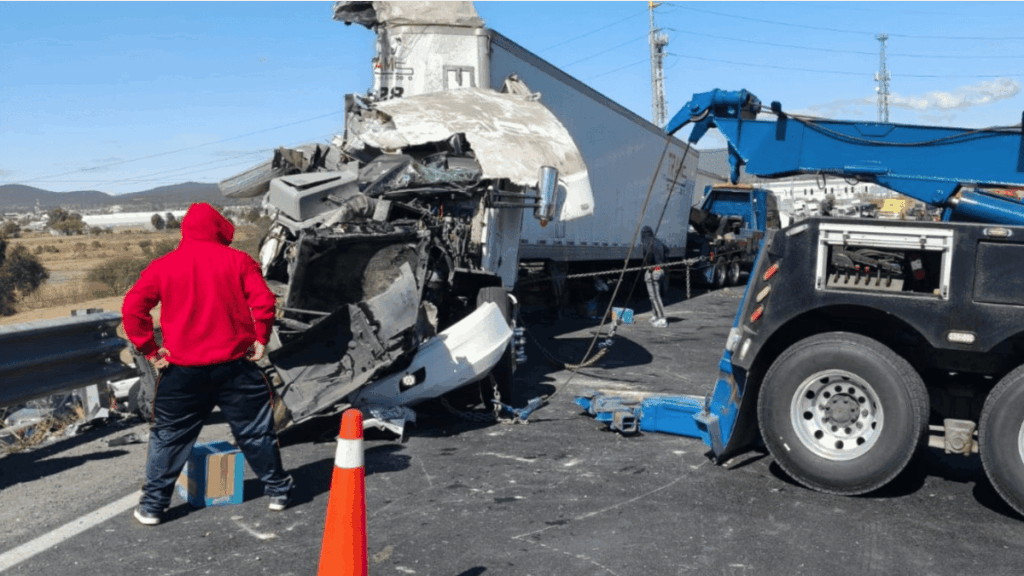 Volcadura de Tráiler con Productos de Limpieza en la Carretera Querétaro-San Luis Potosí Desata Rapiña