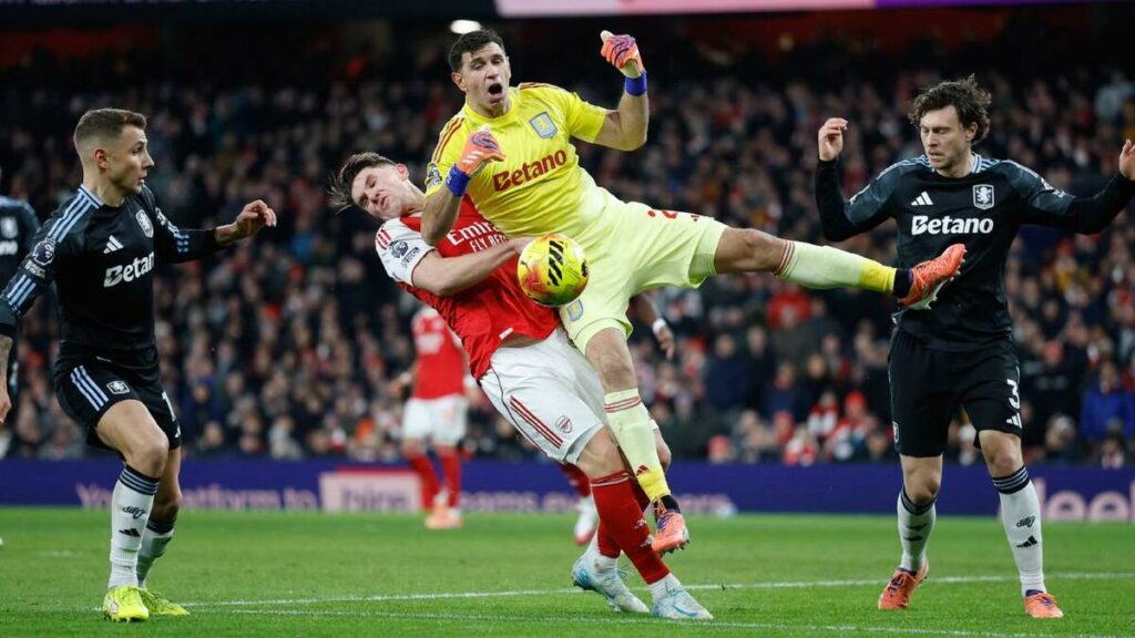 Dibu Martínez Sufre un Golpe en la Goleada del Arsenal ante Aston Villa | VIDEO