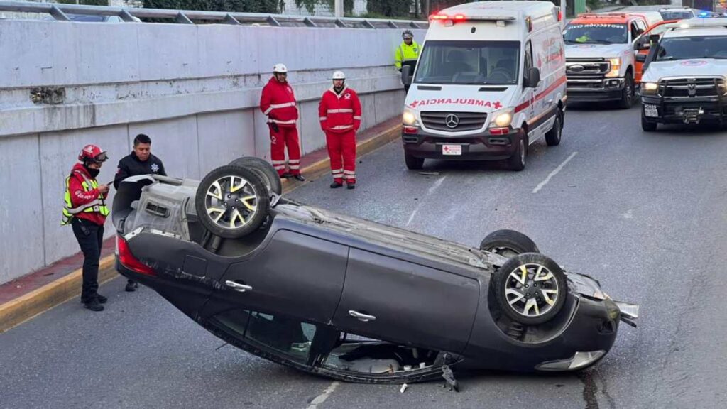 Accidente en Monterrey: Volcadura de auto bloquea la Avenida Garza Sada y Lázaro Cárdenas