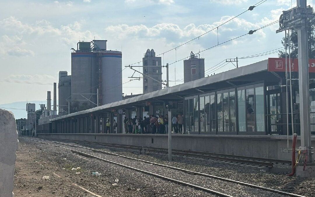 Usuarios de la Línea 4 del Tren Ligero se Opone al Aumento de Tarifa por Obras Inconclusas e Inseguridad