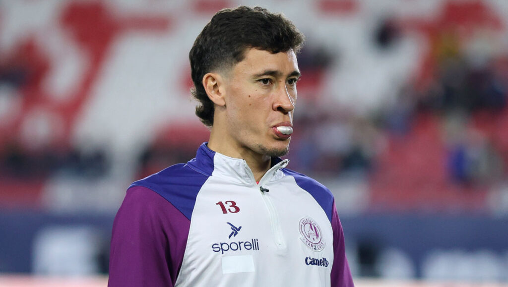 Dourado América: Aficionados Celebran con Memes la Posible Llegada del Futbolista