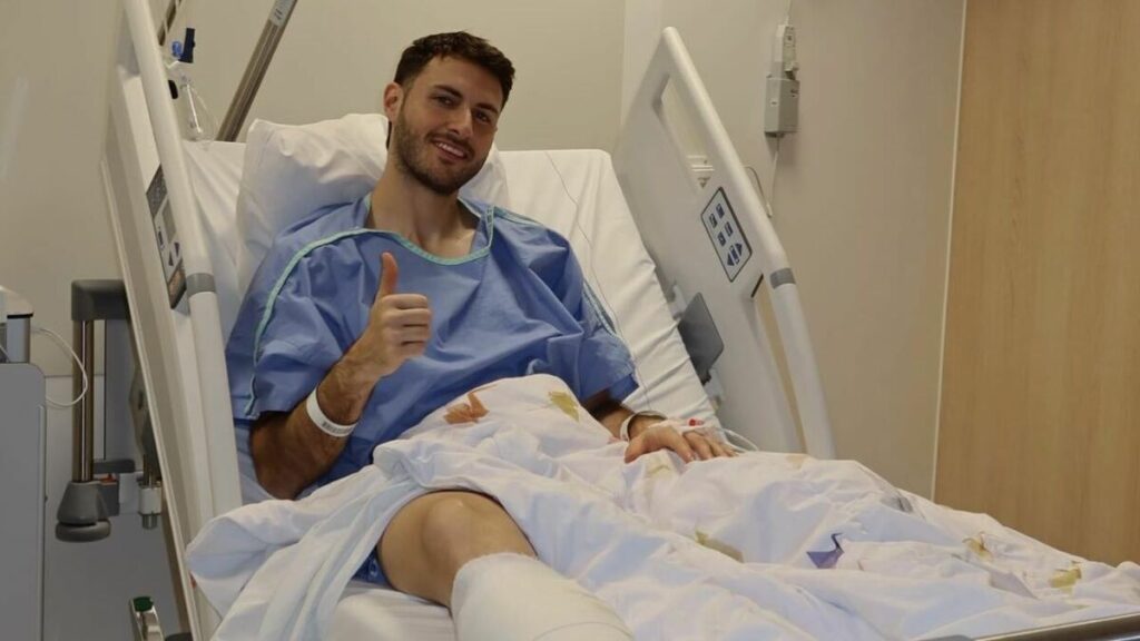 Santiago Giménez: El Entrenador del Milan Confirma su Baja para Toda la Temporada