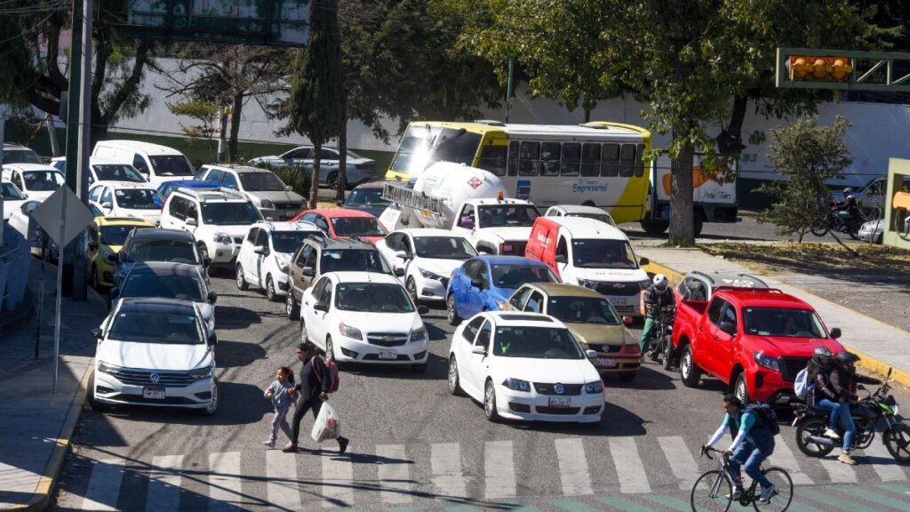 Hoy No Circula en CdMx y Edomex: Autos que Deben Descansar Este 2 de enero de 2026