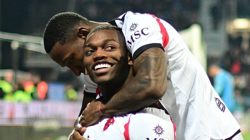 El Milan Derrota al Cagliari y Toma la Delantera; Debuta el Sucesor de Santi Gimenez