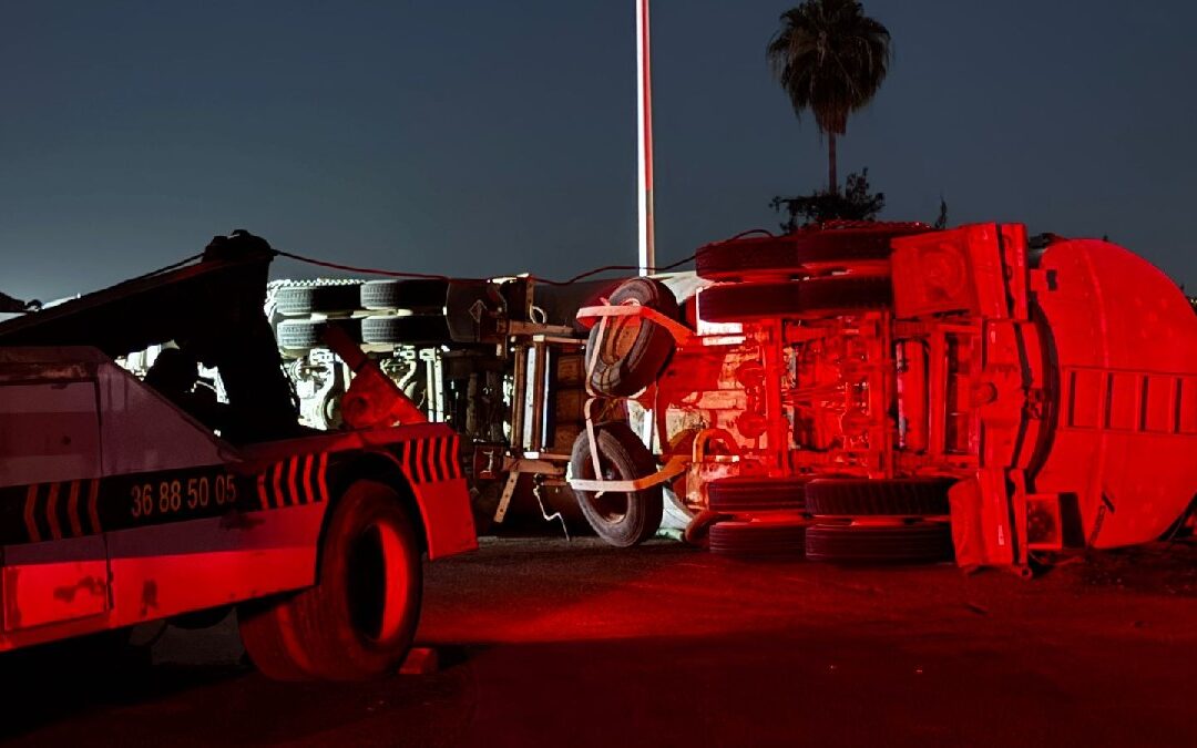 Accidente en Guadalajara: Pipa se Volcó en Carretera a Chapala Cerca del Aeropuerto