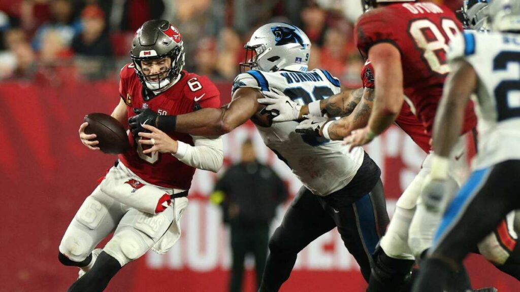¡Esperanza en la Postemporada! Buccaneers Superan a Panthers en un Encuentro Clave