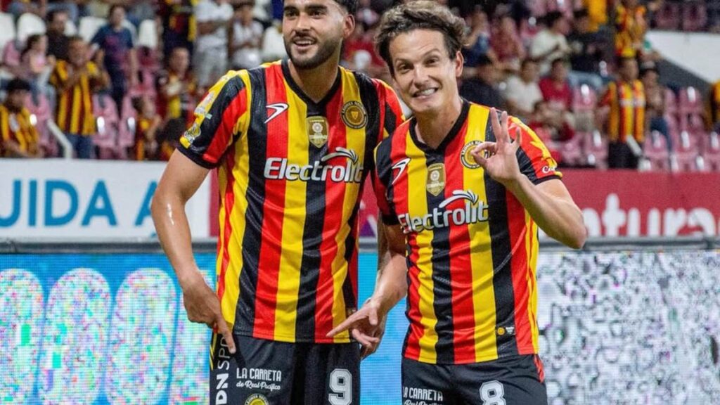 Lesión Grave de Carlos Fierro en el Partido UDG vs Rayados: ¡Mira el Impactante Video!