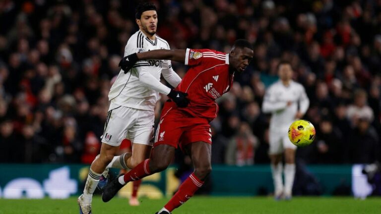 Fulham y Liverpool empatan en un emocionante encuentro; Raúl Jiménez brilla con su asistencia