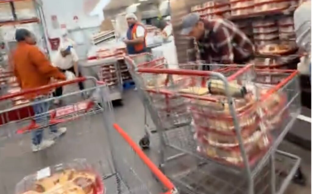 ¡La época de compras comienza! Primeros compradores de roscas en Costco Guadalajara