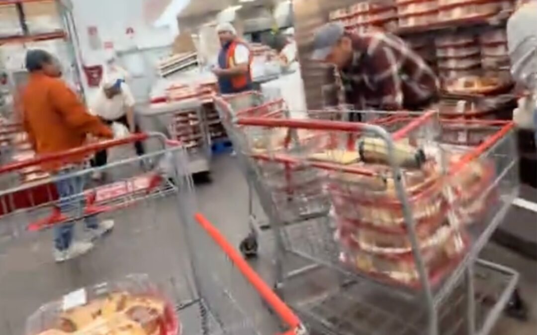¡La época de compras comienza! Primeros compradores de roscas en Costco Guadalajara