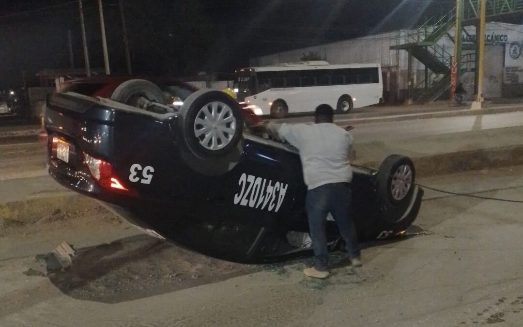 Accidente de Taxi: Volcadura Impactante en la Entrada de Matamoros