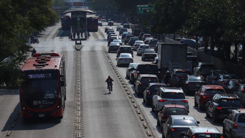 Hoy No Circula: Descubre qué autos descansan en CdMx y Edomex el 5 de enero de 2026