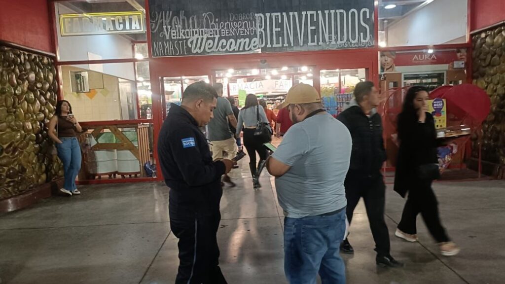 Torreón: Exempleado de supermercado sufre crisis emocional y se prende fuego
