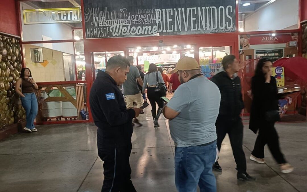 Torreón: Exempleado de supermercado sufre crisis emocional y se prende fuego