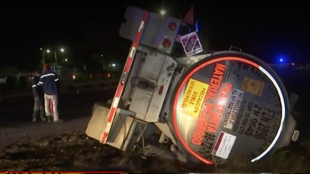 Volcadura de pipa de diésel en Lerdo: emergencia y movilización de cuerpos de seguridad