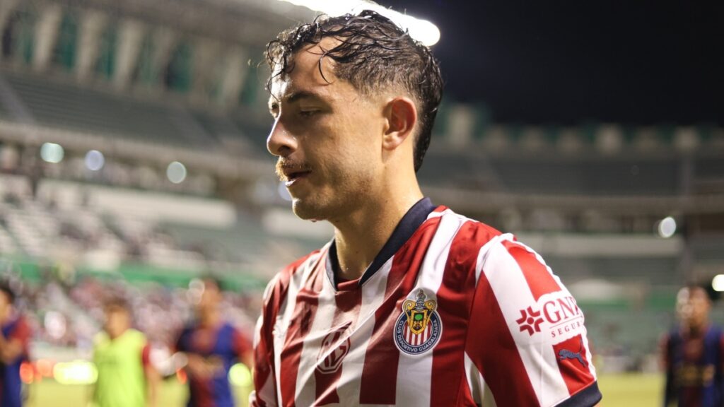 Chivas Confirma la Salida Oficial de Alan Mozo: Una Despedida Emotiva