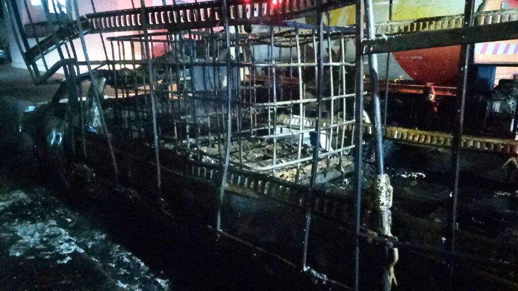 Incendio en Tlajomulco: Camioneta Cargada de Solventes Quema en Plena Vía Pública