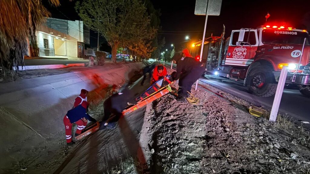 Motociclista Lesionado Tras Caer en Canal de Riego en San Pedro: Rescate en Camilla