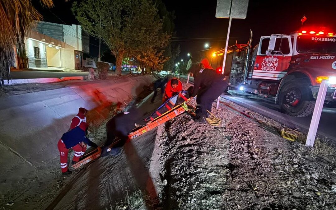 Motociclista Lesionado Tras Caer en Canal de Riego en San Pedro: Rescate en Camilla