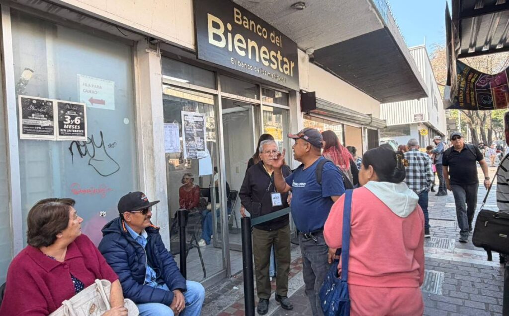 Cobro de la Pensión del Bienestar: ¿Cómo están las filas en el banco de avenida Juárez en Guadalajara?