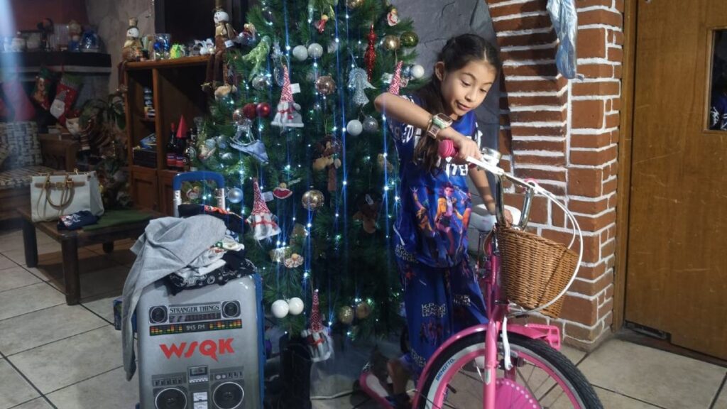 Regina vive la magia del Día de Reyes en Puebla con su bici inspirada en Stranger Things