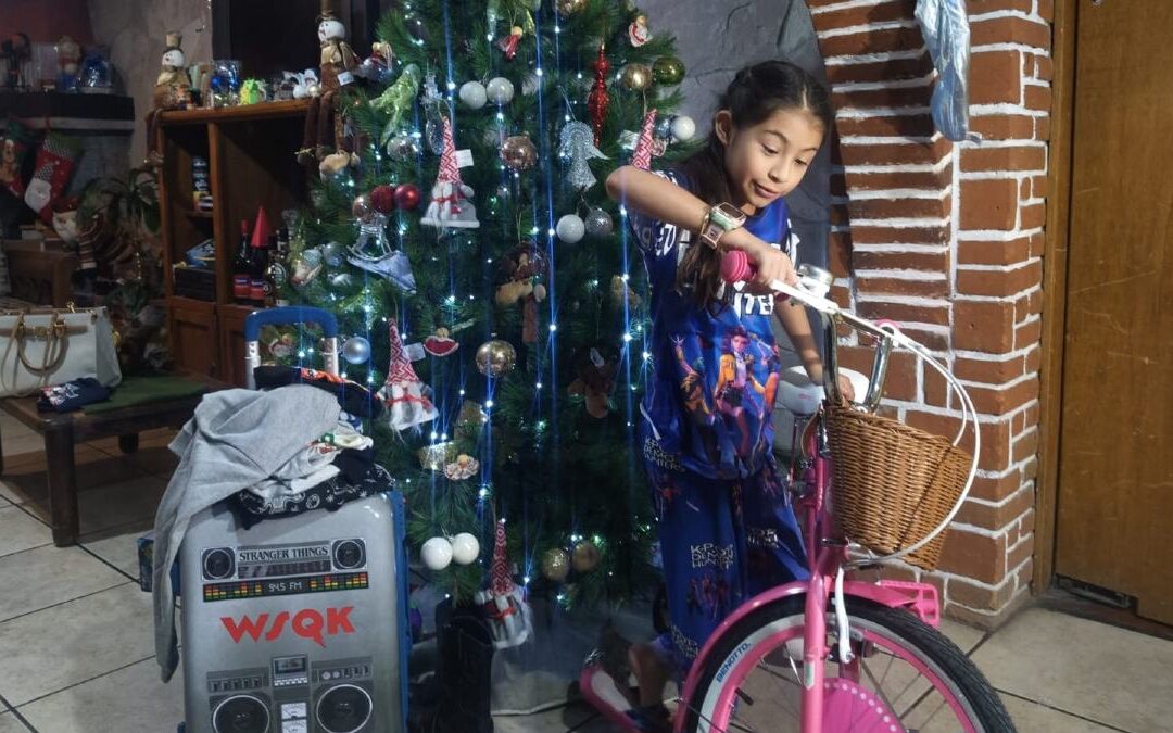 Regina vive la magia del Día de Reyes en Puebla con su bici inspirada en Stranger Things
