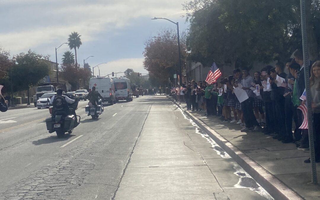 Watsonville Celebra el Día de los Veteranos con una Emotiva Marcha