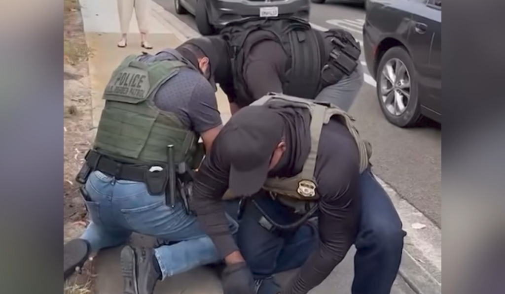 California Prohíbe Máscaras a Agentes de Policía y Federales para Fomentar la Transparencia