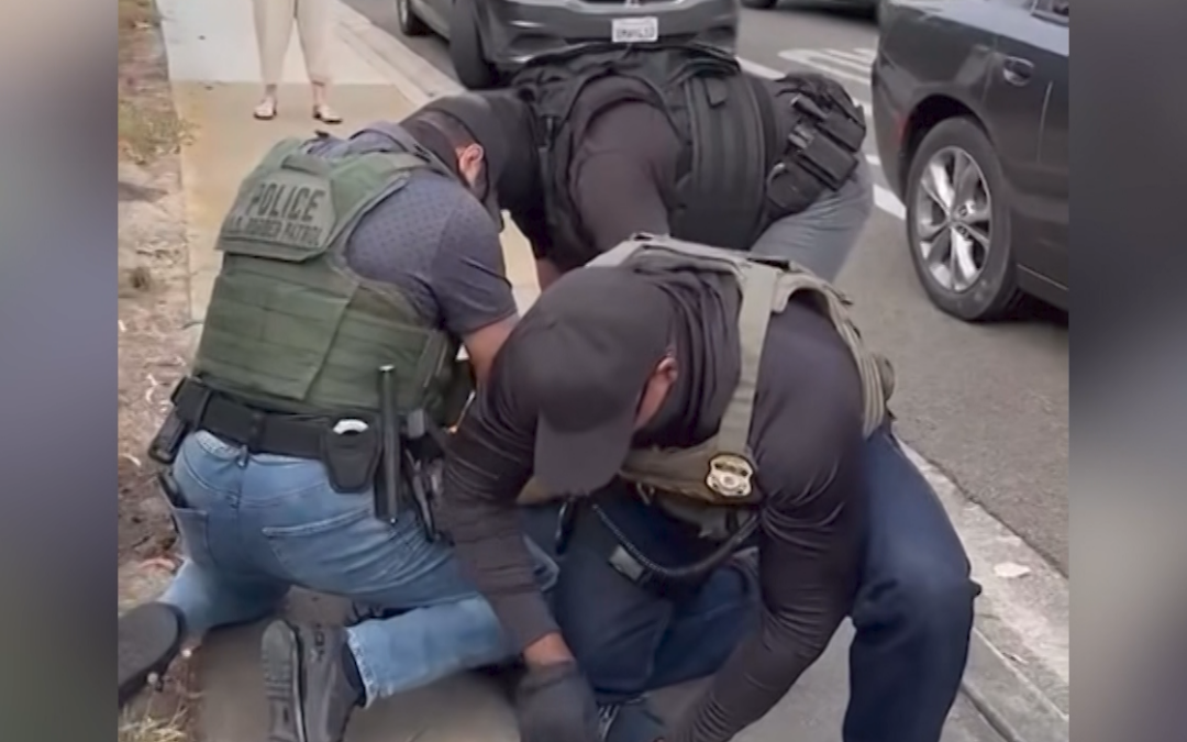 California Prohíbe Máscaras a Agentes de Policía y Federales para Fomentar la Transparencia