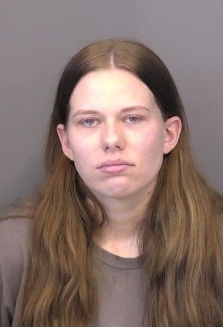 Madre de 21 años enfrenta graves cargos por la muerte de su bebé en Salina