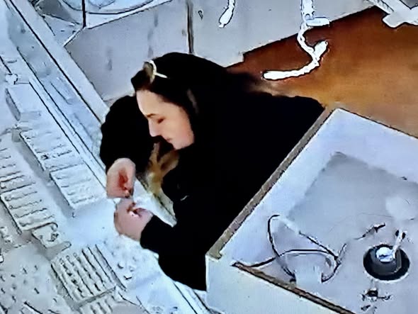 Fingen compra para boda y roban miles en joyas en Santa Cruz