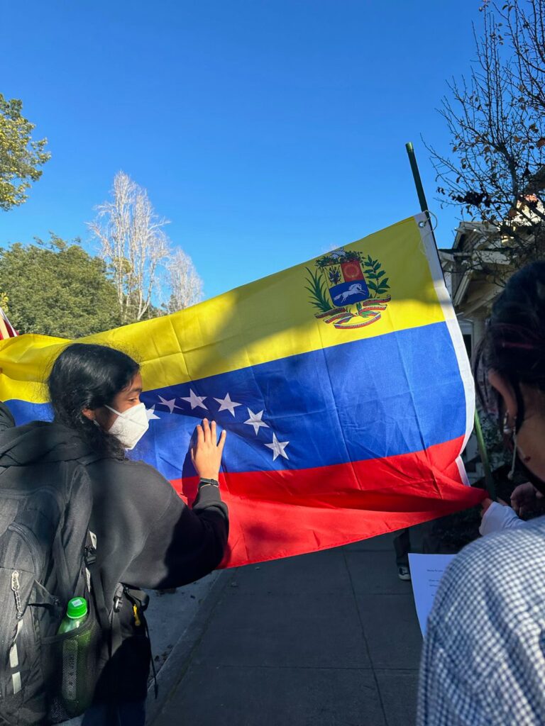Marcha estudiantil en Santa Cruz contra la intervención de EE. UU. y políticas de inmigración