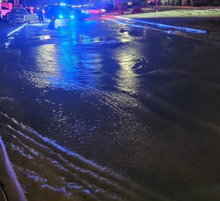 Fuga de Agua en Laredo: Ruptura de Tubería Afecta Amplia Zona del Norte