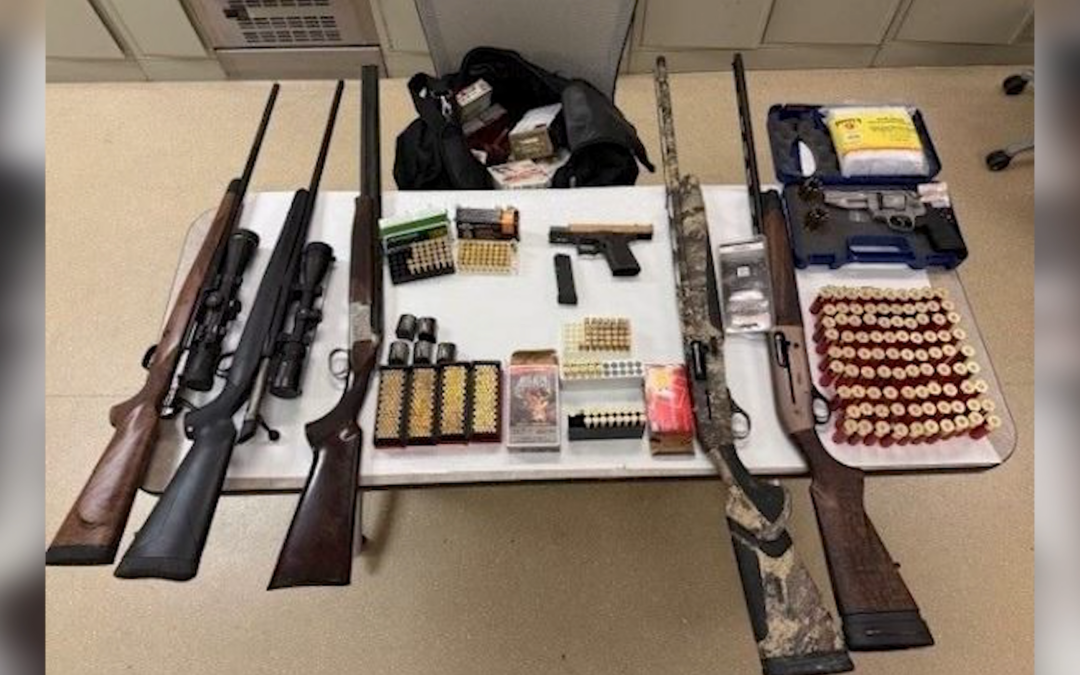 Detención de Dos Hombres por Robo en Palm Desert: Recuperan Armas de Fuego