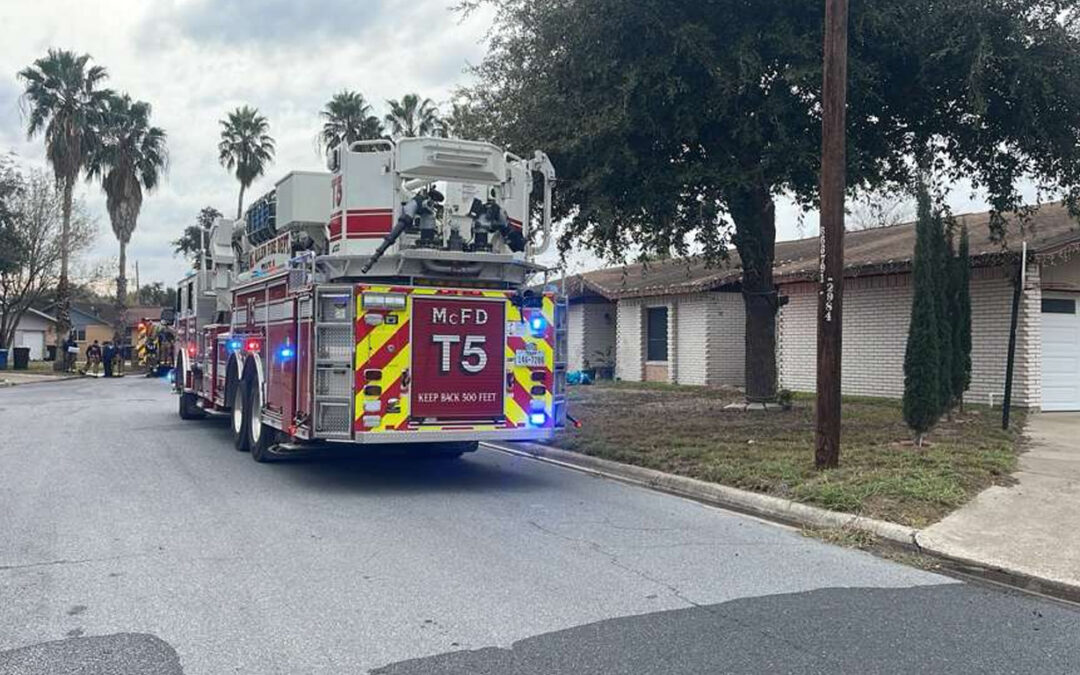 Incendio en una casa en McAllen: Techo en llamas y propietarios ausentes