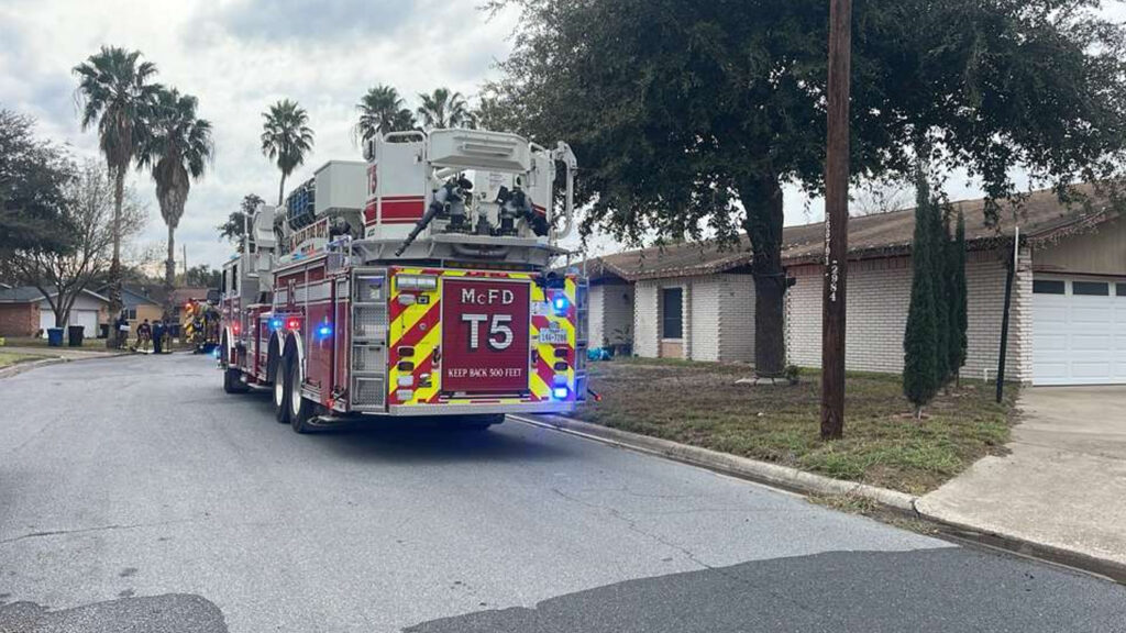 Incendio en McAllen: Casa en Llamas en la Calle Iris Sin Lesionados