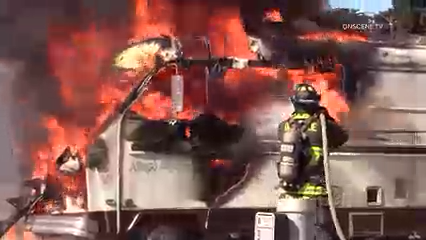 Incendio en Oceanside devora casa rodante; propietario ileso tras escape