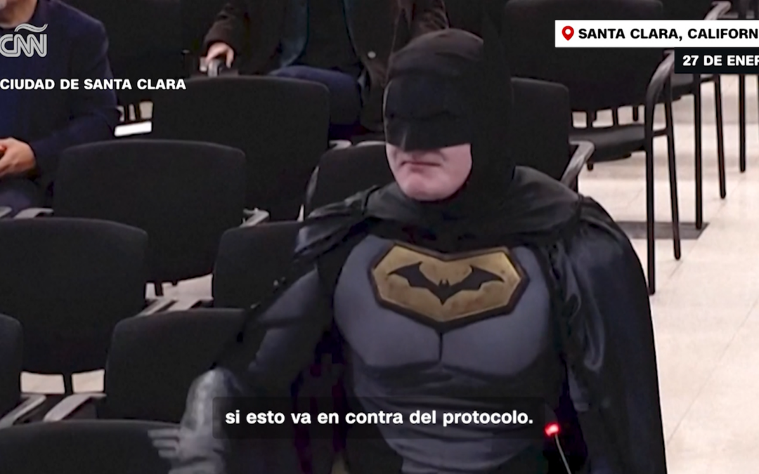 Hombre disfrazado de Batman interrumpe una asamblea pública para protestar contra ICE