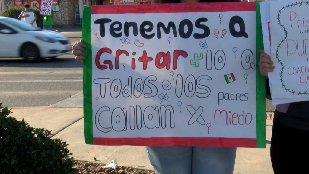 Manifestación de Estudiantes de la Preparatoria Irvin a Favor de los Migrantes