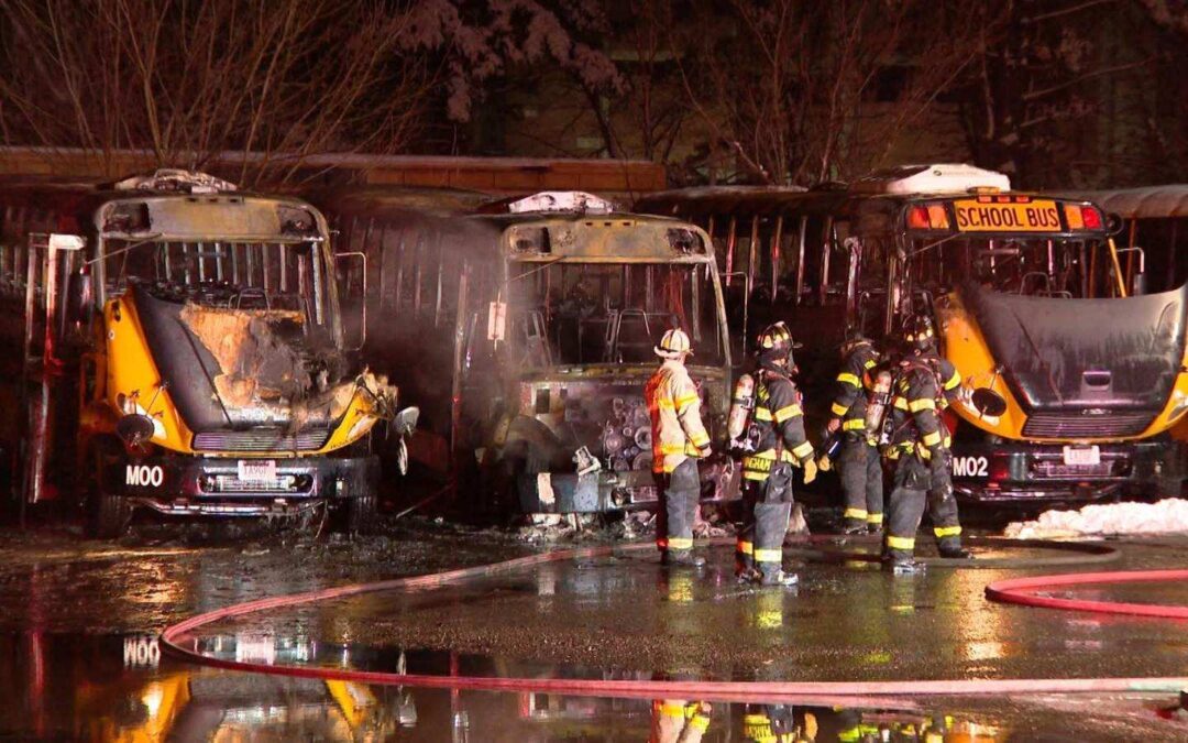 Incendio de Autobuses Escolares en Framingham, Massachusetts: Respuesta Rápida del Departamento de Bomberos