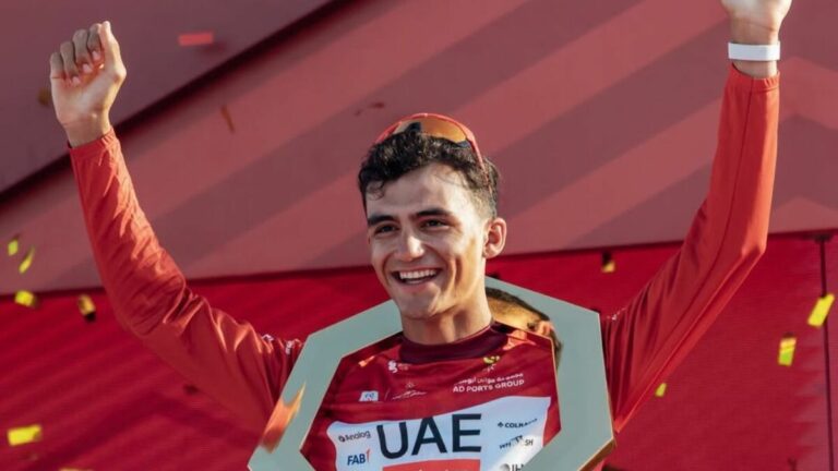 Isaac del Toro se corona campeón del UAE Tour 2026 con el maillot rojo